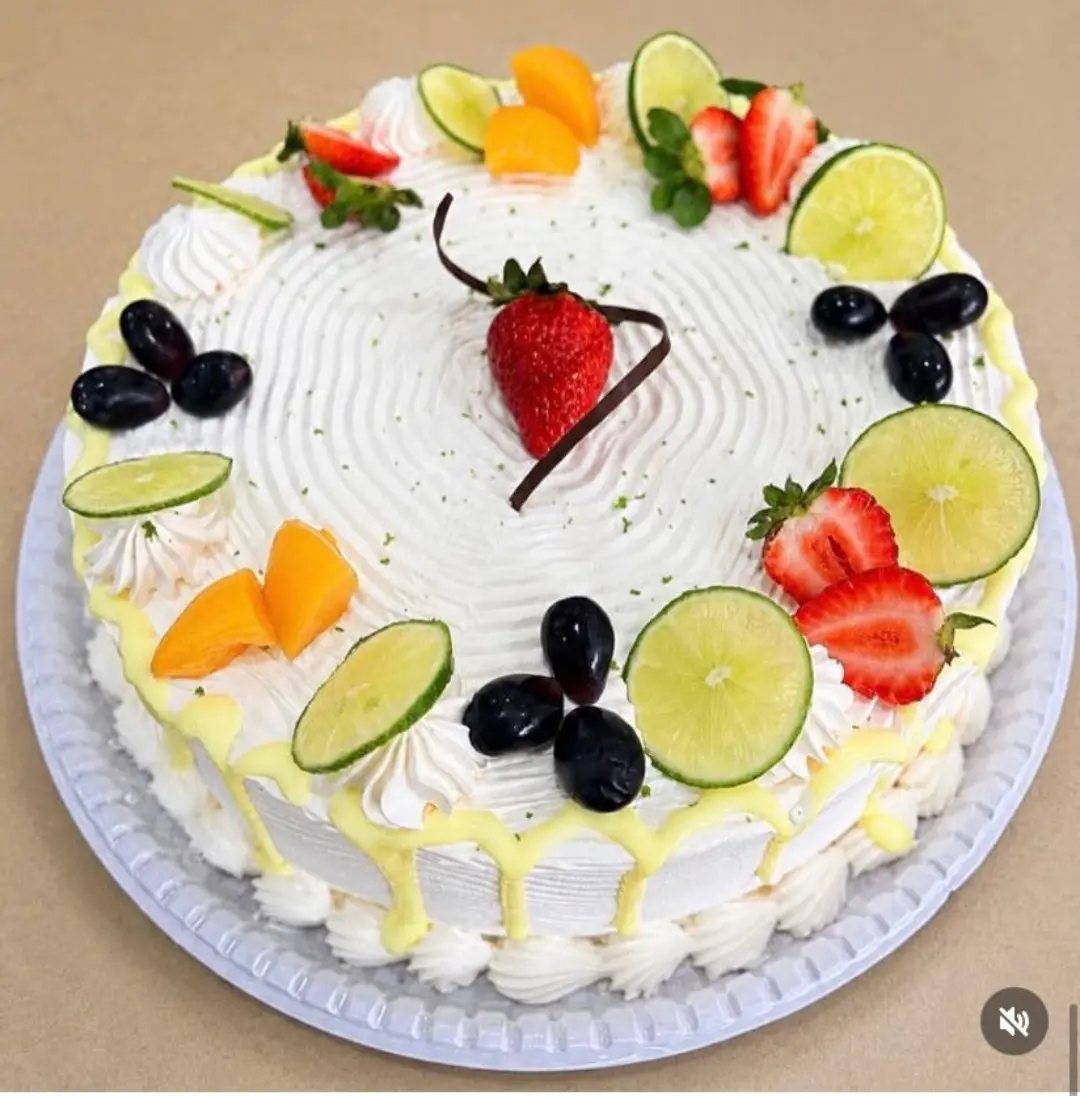 Bolo decorado com frutas cítricas, uvas e morango da Doceria Alteza