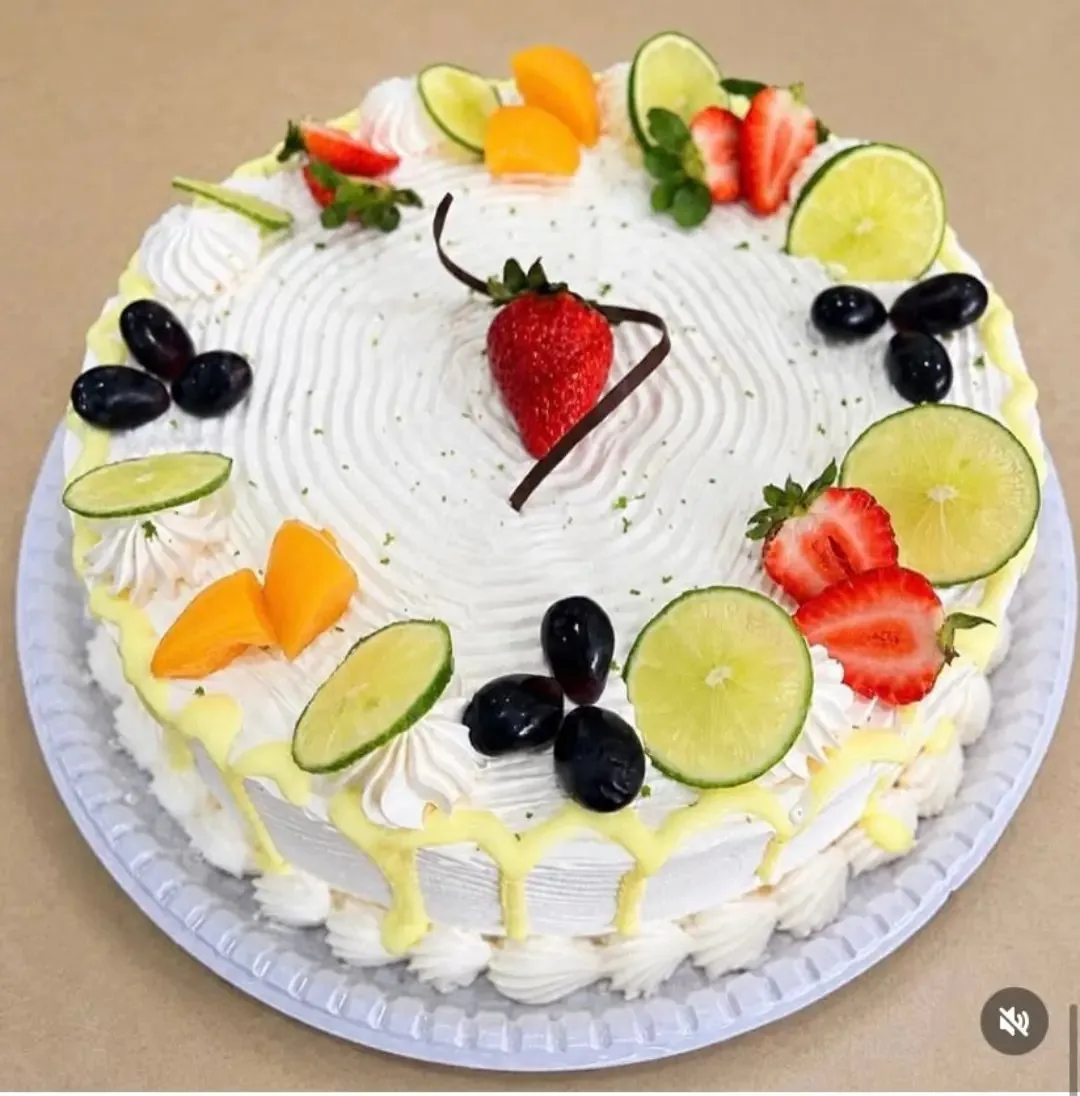 Bolo decorado com frutas cítricas, uvas e morango da Doceria Alteza